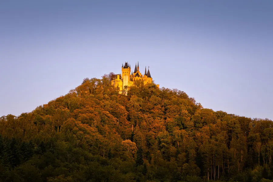 Burg Hohenzollern bei Hechingen im goldenen Abendlicht